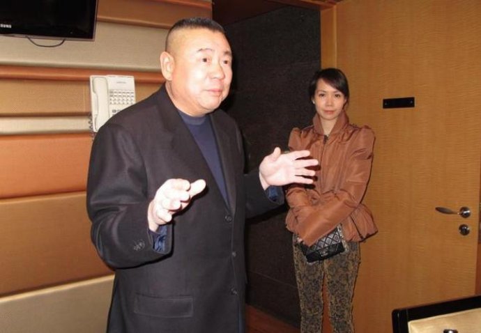  父亲身家超过李嘉诚，他不爱美女爱丑女，继承60亿家产坐地铁上班 新闻