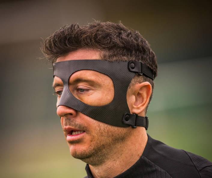 能否赶上出战毕包?巴萨官方晒莱万佩戴面具训练照片 新闻 能否赶上出战毕包?巴萨官方晒莱万佩戴面具训练照片 新闻