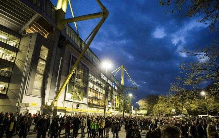 罢工致公共交通停运,多特建议球迷骑车或者走路前往球场观战 新闻