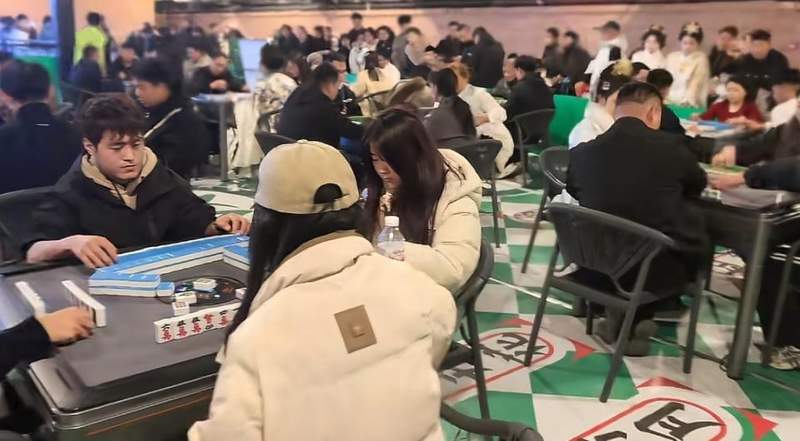 开封万岁山武侠城办麻将比赛,游客称晋级半决赛收获8张“银票”,景区:麻将馆不涉现金交易,全天免费开放 新闻