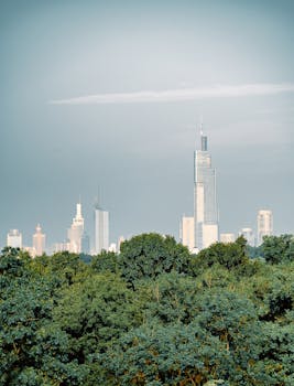 全球市场承压之际,科技与消费领域个股展现韧性;地缘因素叠加政策信号,投资者需关注长期机会。 股票财经