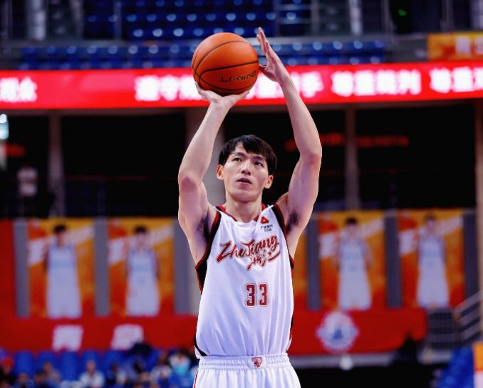  近百回合的高效拉锯：探析浙江与青岛常规赛对决的胜负逻辑 体育新闻