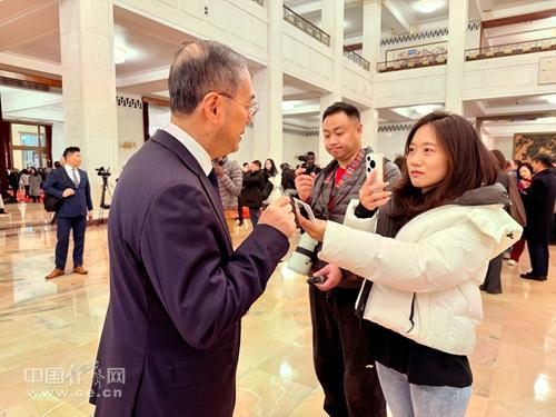  两会报道技术方法论：女记者如何以专业武器记录时代进程 新闻