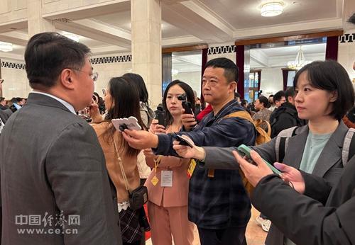  两会报道技术方法论：女记者如何以专业武器记录时代进程 新闻