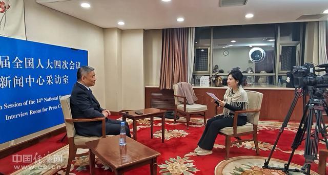  两会报道技术方法论：女记者如何以专业武器记录时代进程 新闻