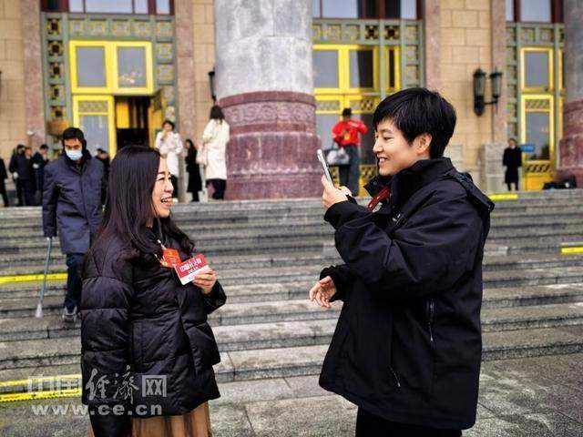  两会报道技术方法论：女记者如何以专业武器记录时代进程 新闻