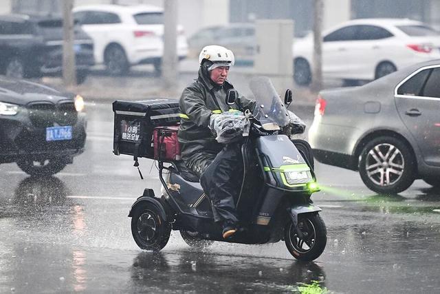 清明出行遇暴雨+大风？别慌，老铁带你安全到家 新闻