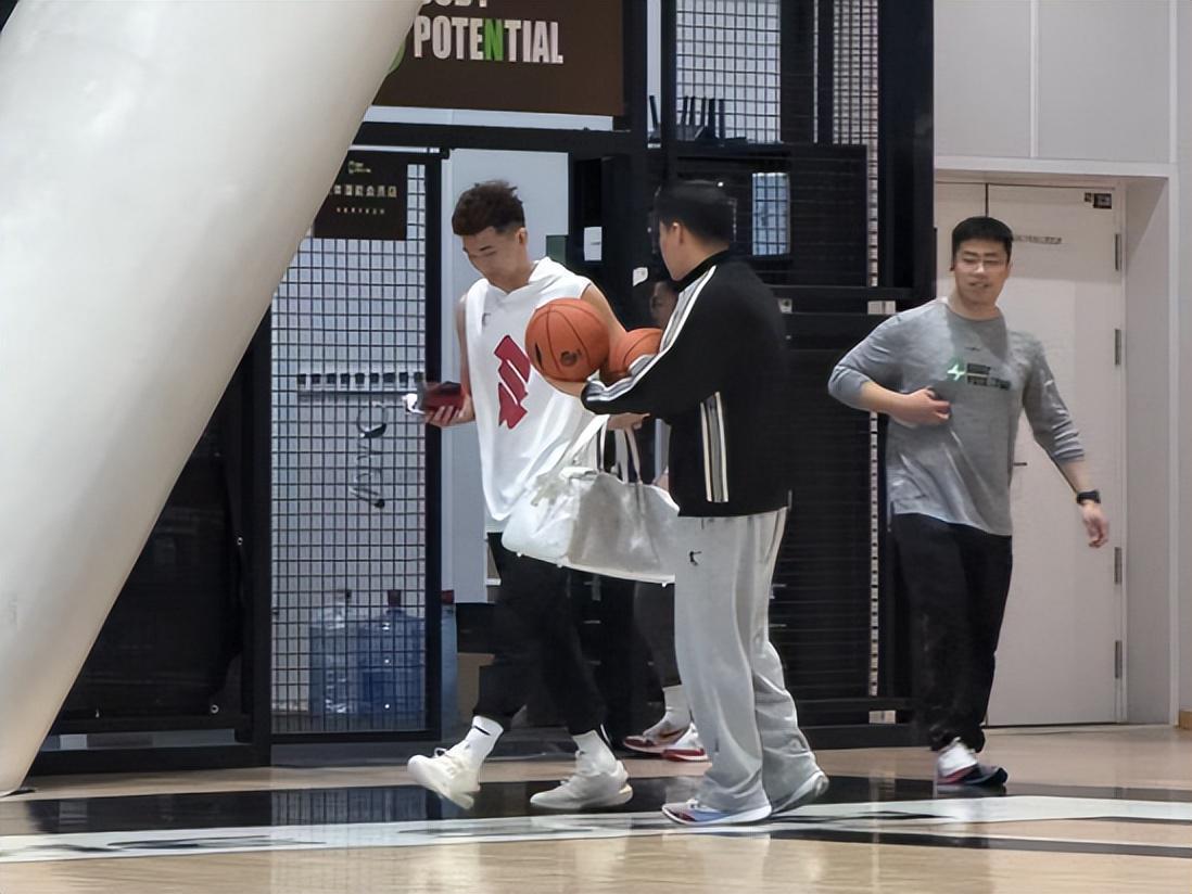  【深度复盘】CBA外援博弈的底层逻辑：我如何用数据分析看懂广东宏远的抉择 体育新闻